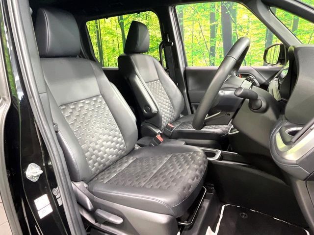 TOYOTA VOXY HYBRID 2023