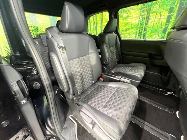 TOYOTA VOXY HYBRID 2023