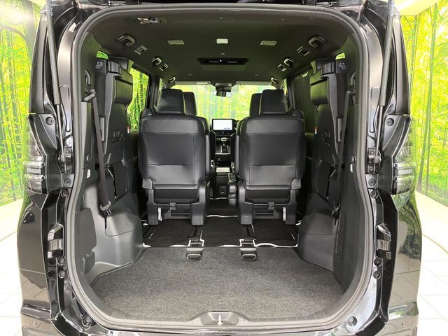 TOYOTA VOXY HYBRID 2023