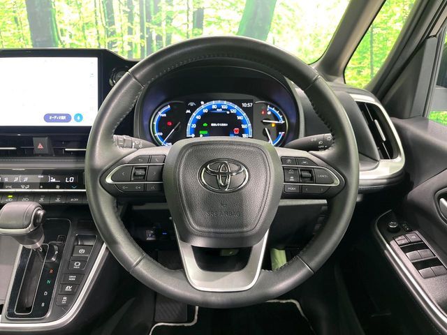 TOYOTA VOXY HYBRID 2023