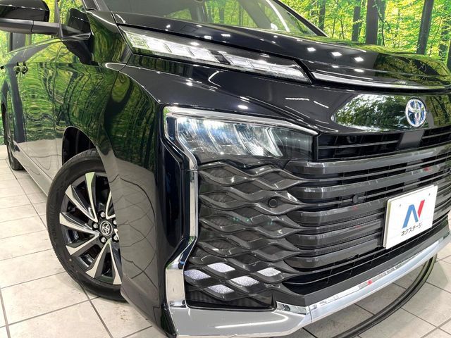 TOYOTA VOXY HYBRID 2023