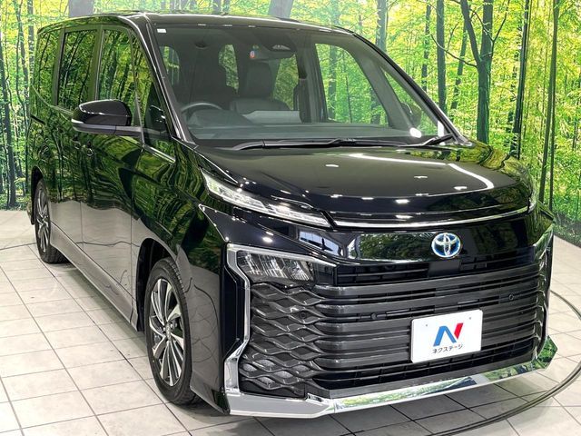 TOYOTA VOXY HYBRID 2023