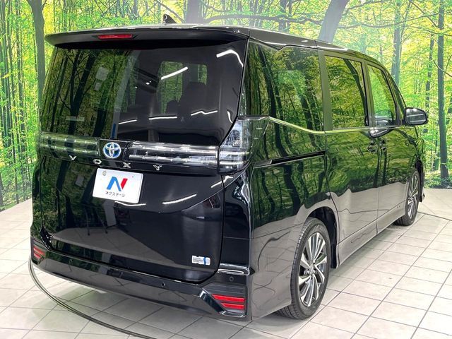TOYOTA VOXY HYBRID 2023