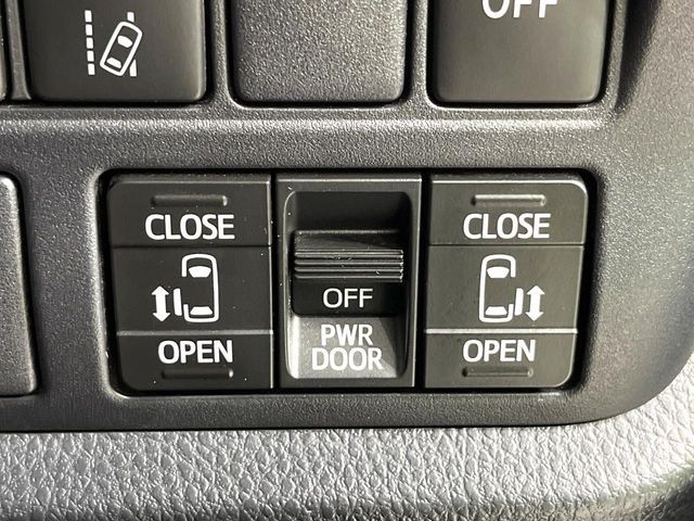 TOYOTA VOXY HYBRID 2017