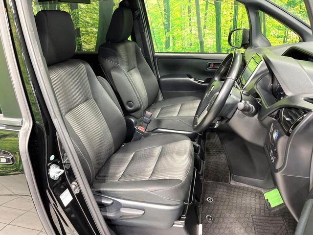 TOYOTA VOXY HYBRID 2017