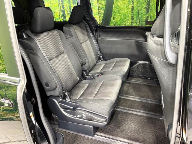 TOYOTA VOXY HYBRID 2017