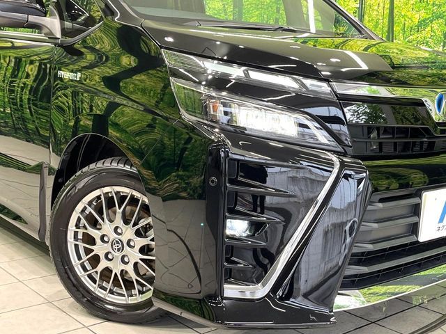 TOYOTA VOXY HYBRID 2017