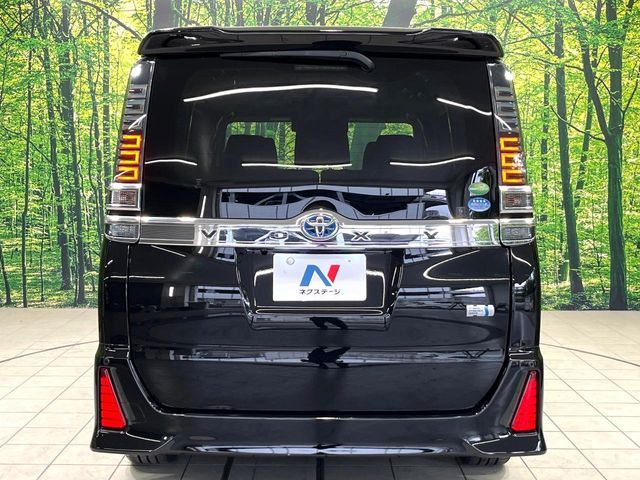 TOYOTA VOXY HYBRID 2017