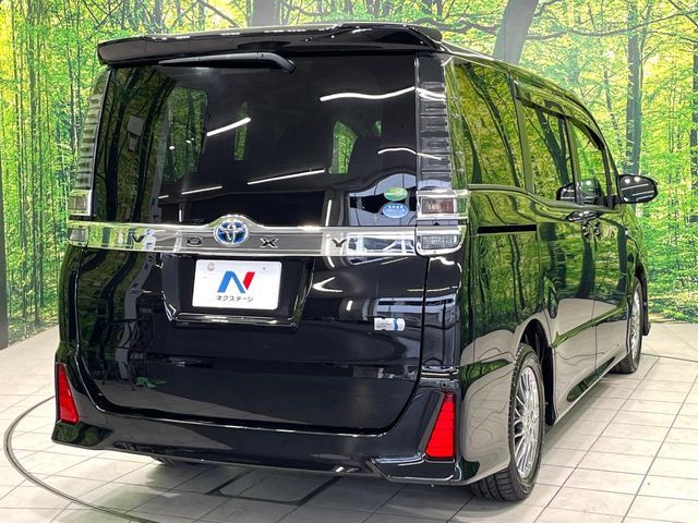 TOYOTA VOXY HYBRID 2017