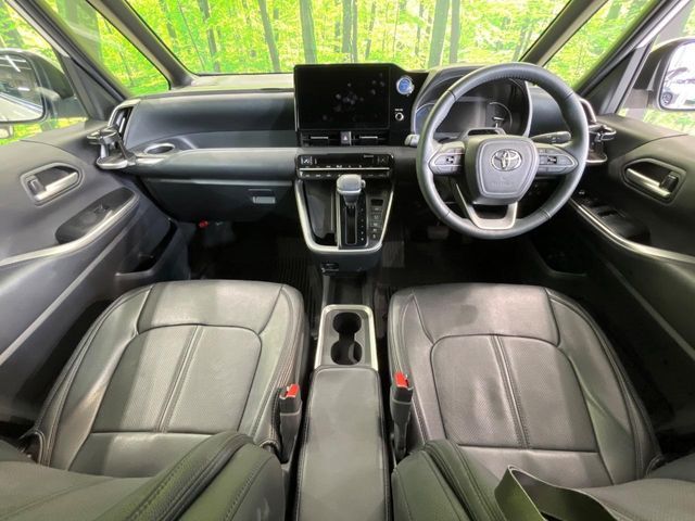 TOYOTA VOXY HYBRID 2023