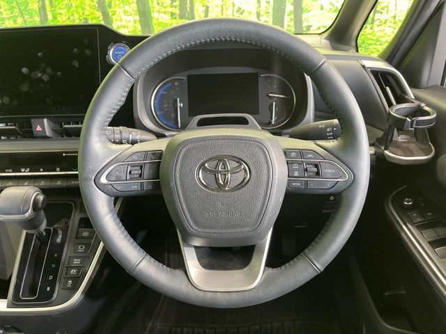 TOYOTA VOXY HYBRID 2023