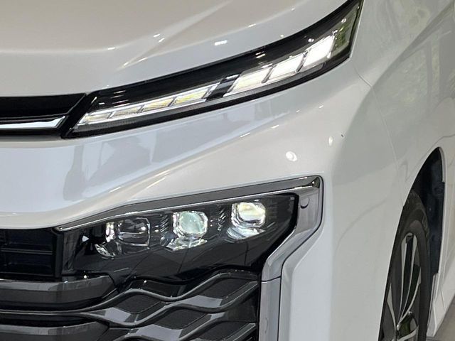 TOYOTA VOXY HYBRID 2023