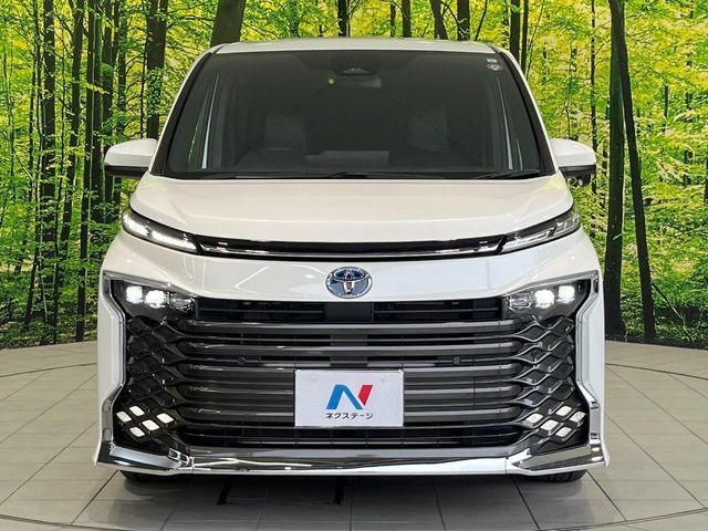 TOYOTA VOXY HYBRID 2023