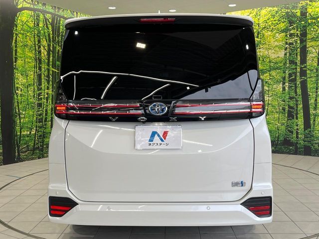 TOYOTA VOXY HYBRID 2023