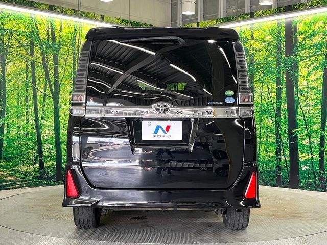 TOYOTA VOXY 4WD 2017