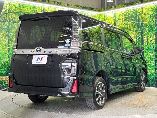 TOYOTA VOXY 4WD 2017