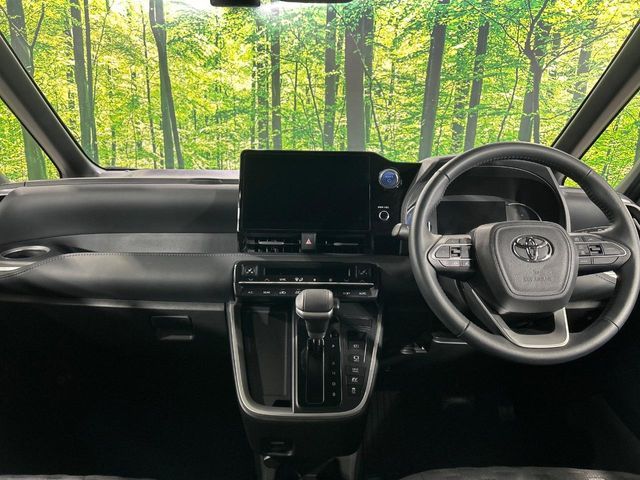 TOYOTA VOXY HYBRID 4WD 2023