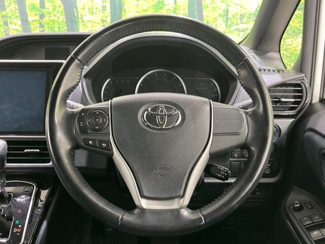 TOYOTA NOAH 2017