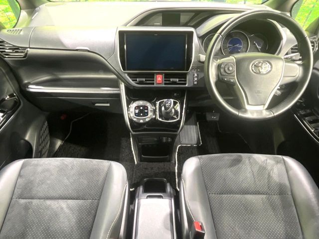 TOYOTA VOXY HYBRID 2021