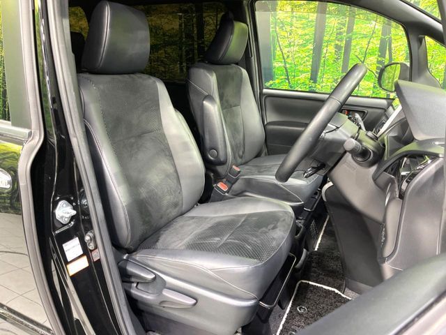 TOYOTA VOXY HYBRID 2021