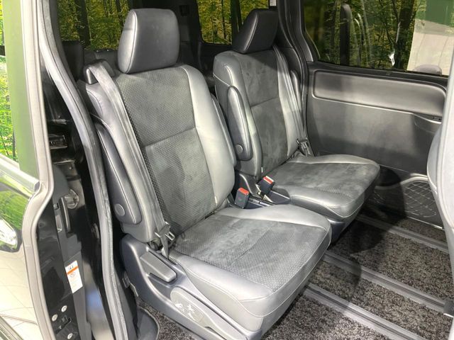 TOYOTA VOXY HYBRID 2021