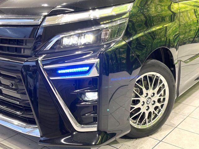 TOYOTA VOXY HYBRID 2021