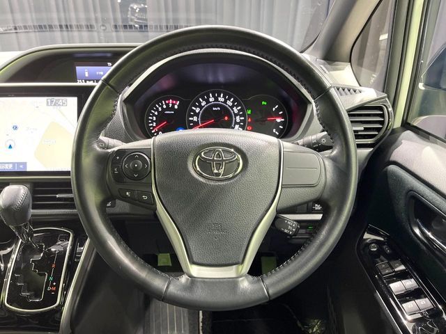TOYOTA VOXY 2019