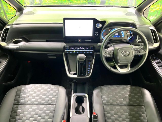 TOYOTA VOXY HYBRID 2022