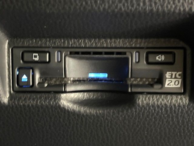 TOYOTA VOXY HYBRID 2022