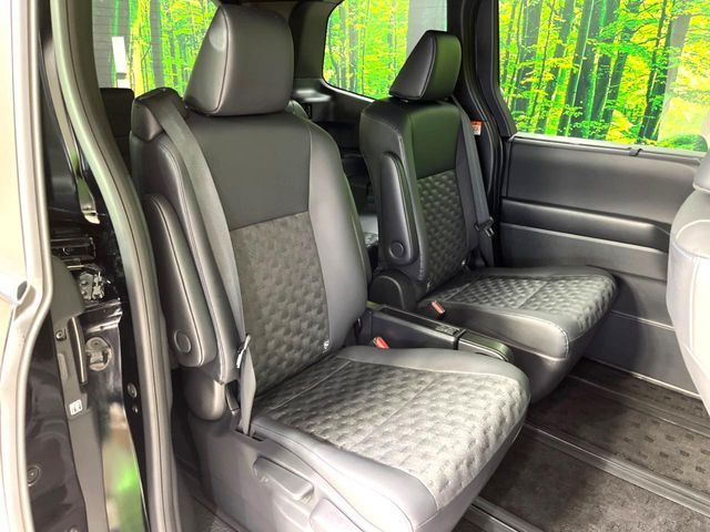 TOYOTA VOXY HYBRID 2022