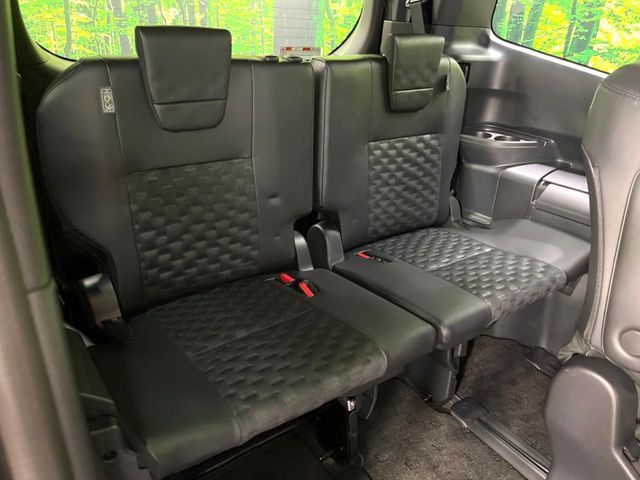 TOYOTA VOXY HYBRID 2022