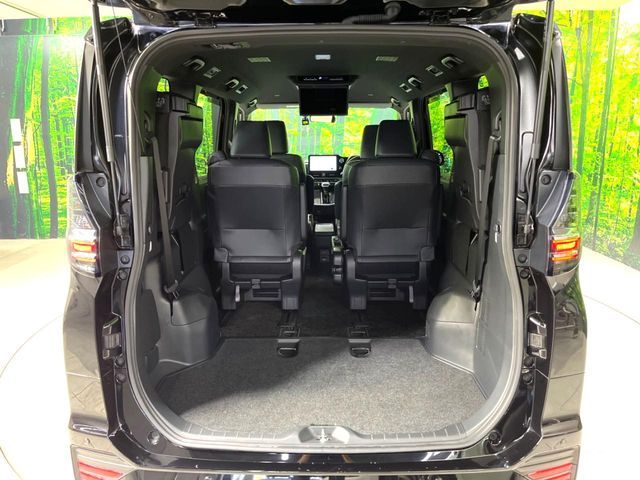 TOYOTA VOXY HYBRID 2022