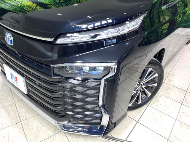 TOYOTA VOXY HYBRID 2022