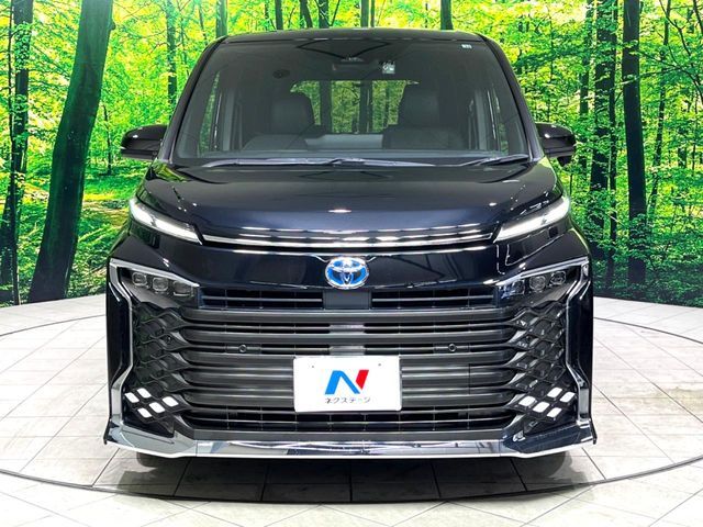 TOYOTA VOXY HYBRID 2022