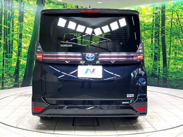 TOYOTA VOXY HYBRID 2022