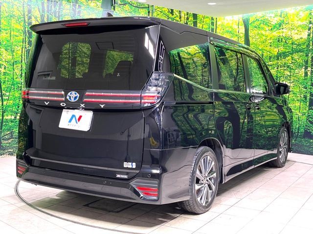 TOYOTA VOXY HYBRID 2022