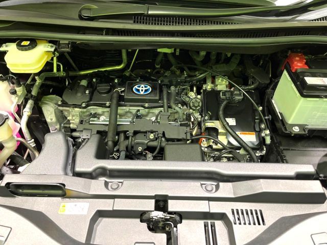 TOYOTA VOXY HYBRID 2022