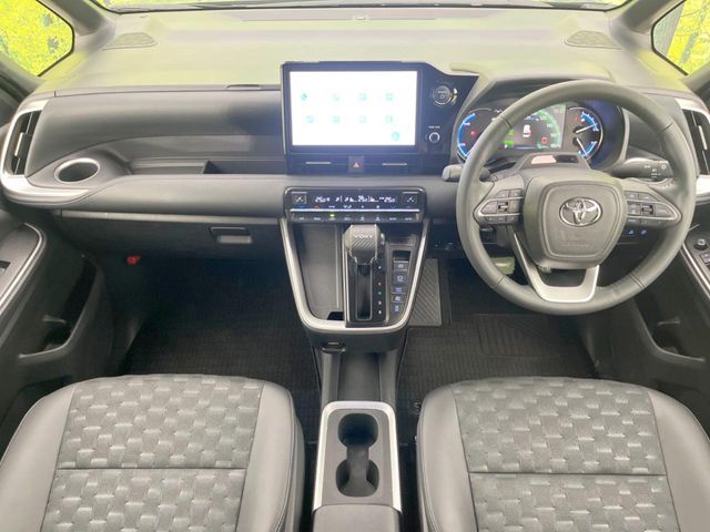 TOYOTA VOXY HYBRID 2023