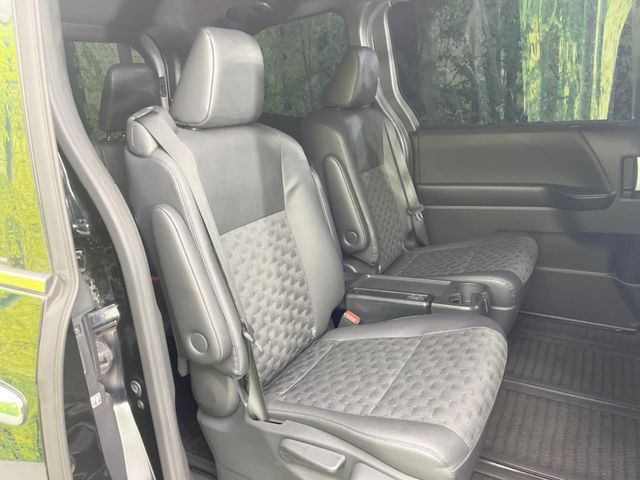 TOYOTA VOXY HYBRID 2023