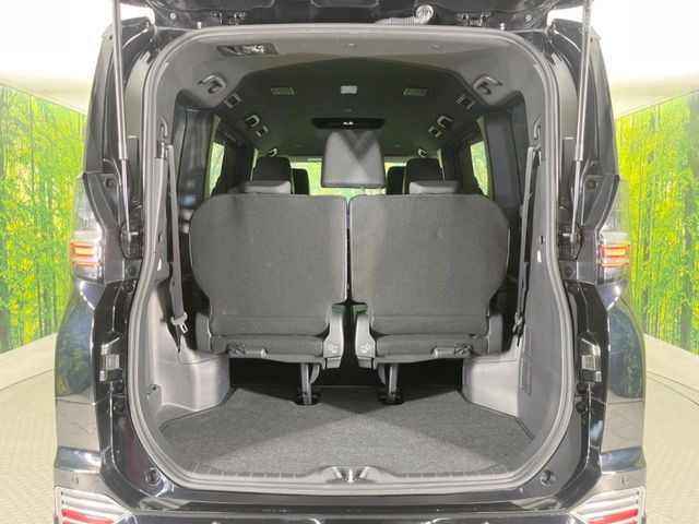 TOYOTA VOXY HYBRID 2023