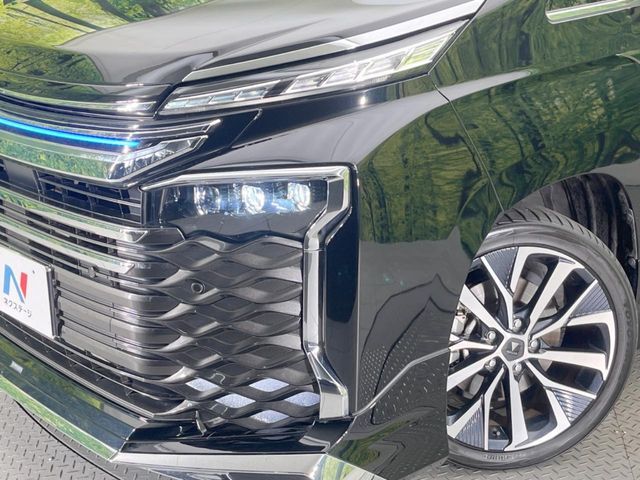 TOYOTA VOXY HYBRID 2023