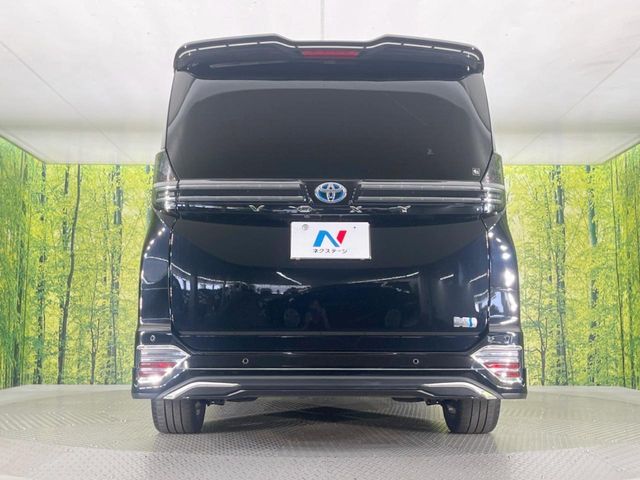 TOYOTA VOXY HYBRID 2023