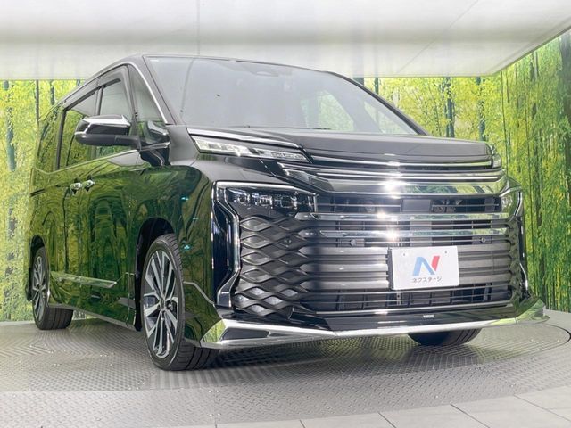 TOYOTA VOXY HYBRID 2023