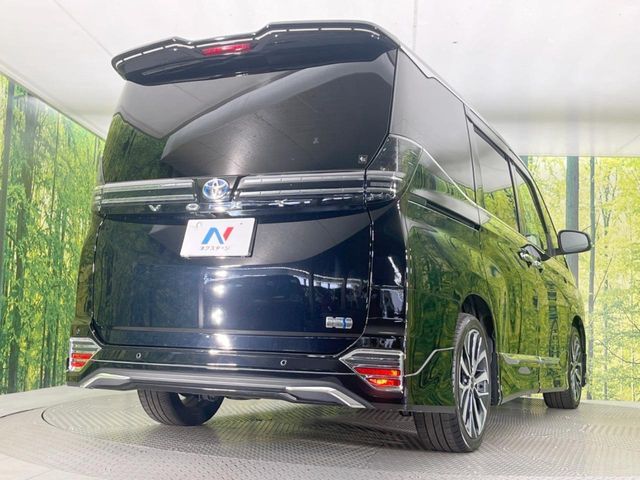 TOYOTA VOXY HYBRID 2023