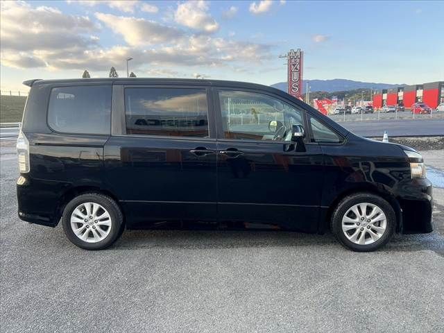 TOYOTA VOXY 2010