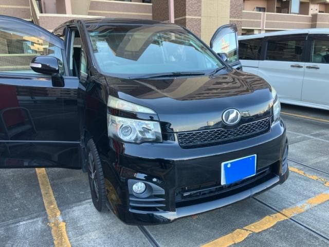 TOYOTA VOXY 2010