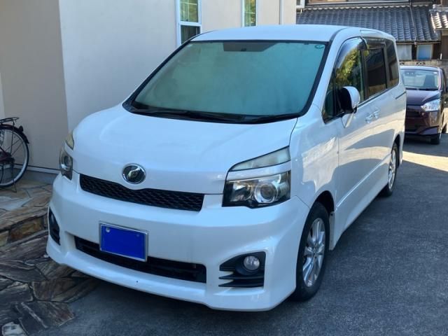 TOYOTA VOXY 2011