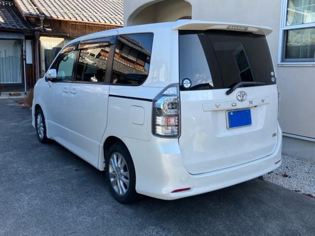 TOYOTA VOXY 2011