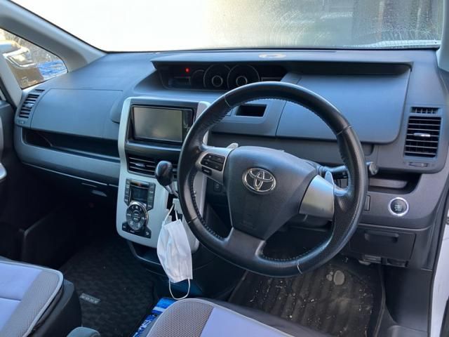 TOYOTA VOXY 2011
