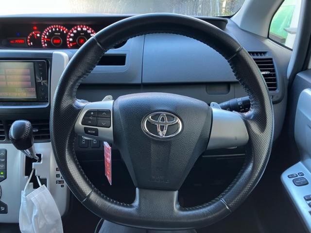 TOYOTA VOXY 2011